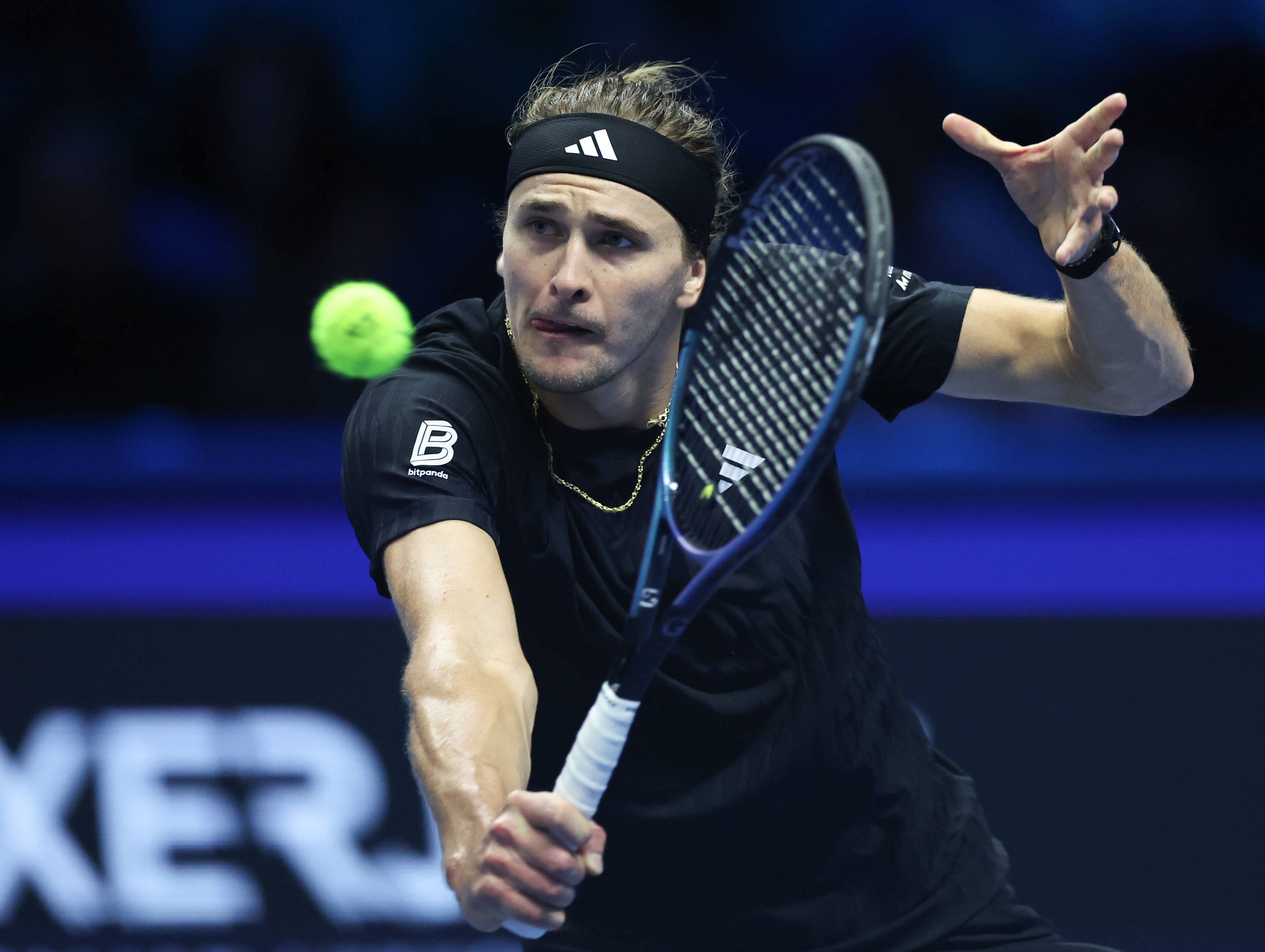 (体育)网球——ATP年终总决赛:奥热-阿利亚西姆胜兹韦列夫